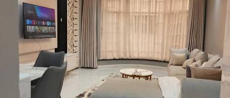 Deluxe Apartment, City View | Living area