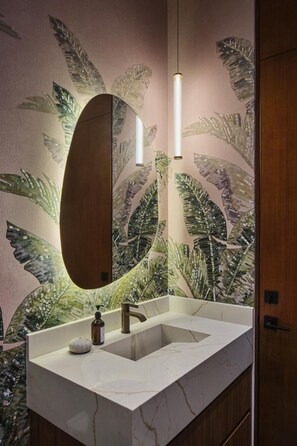 Dusj, hårføner, bidé og håndklær