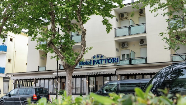 A hotel facade with a sign reading "Hotel Fattori". - Hotel Fattori (Cesenatico)