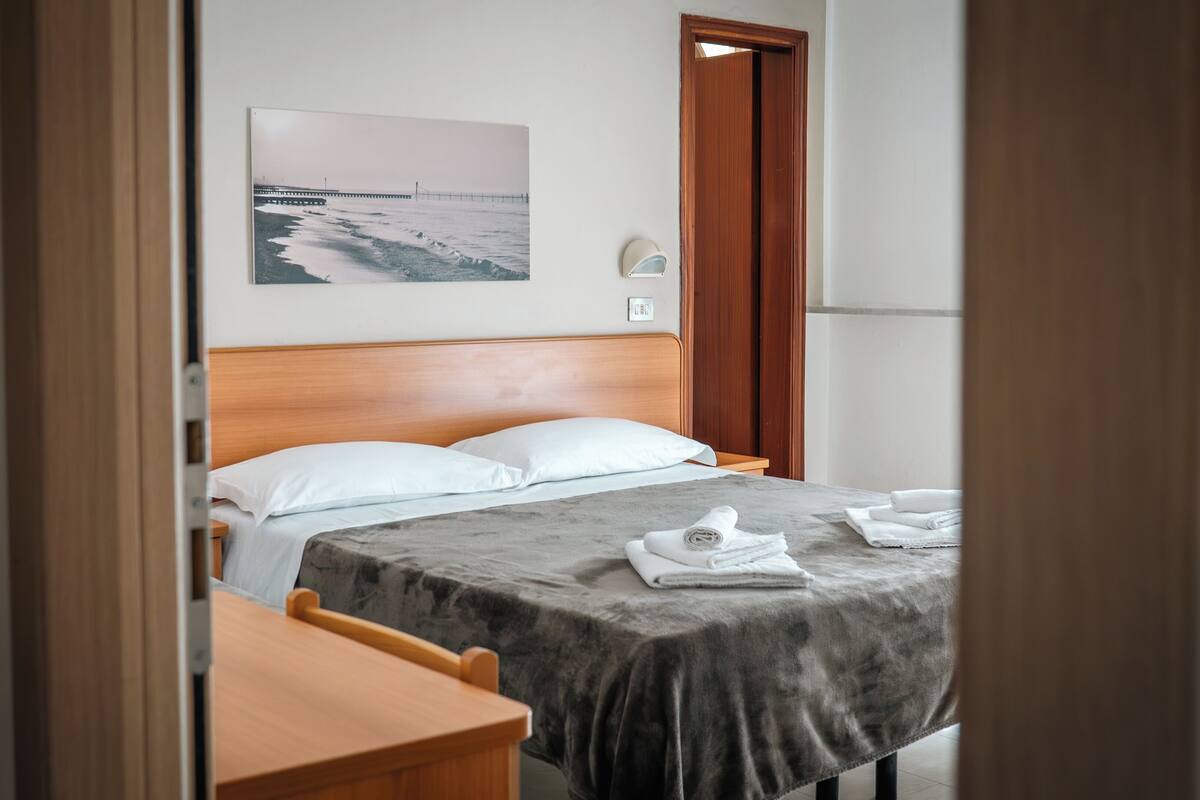 Sengetøy av topp kvalitet, safe på rommet og skrivebord