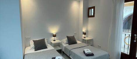 1 habitación, tabla de planchar con plancha, cuna de viaje y wifi