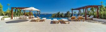 Villa Crystalsea 1 & 2 infinity heatedpool seaview family