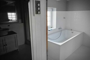 Douche, sèche-cheveux, serviettes fournies, savon