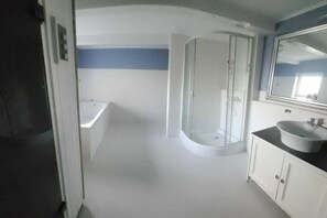 Een douche, een haardroger, handdoeken, zeep