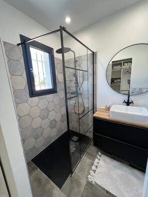 Shower, towels, soap, toilet paper - Villa Serguier with swimming pool in Avignon (Avignon)