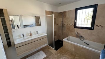 Regadera, toallas, jabón, papel de baño