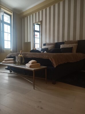 1 bedroom, WiFi, bed sheets - The Isabelle de Luxembourg Suite (Béthune)