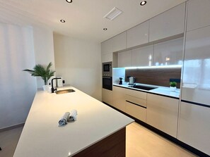 Kylskåp, mikrovågsugn, ugn och diskmaskin