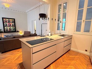 Fridge, oven, stovetop, blender