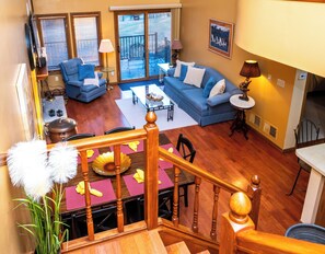 Smart TV, fireplace - Adorable Inside and Out! Steps to Golf, Great Location, Access to Owners' Club! (Galena)
