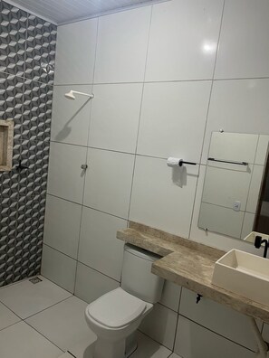 Bidet, serviettes fournies, papier toilette