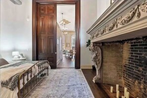 1 bedroom, iron/ironing board, travel cot, free WiFi - Elegant Victorian Centre City 1 BR Apartment - Rittenhouse Square (Philadelphia)