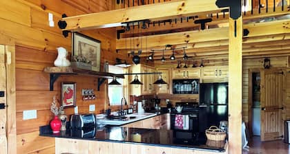 Hannah's Hideaway - Sleeps 6, secluded cabin in Stuart with mountain views
