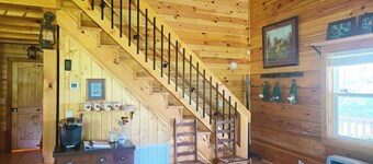 Hannah's Hideaway - Sleeps 6, secluded cabin in Stuart with mountain views
