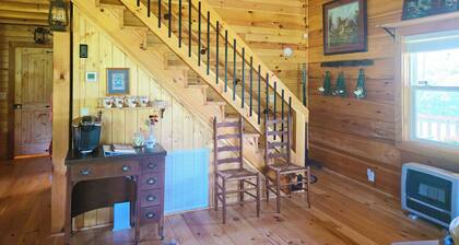 Hannah's Hideaway - Sleeps 6, secluded cabin in Stuart with mountain views