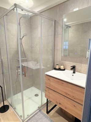 Dusche, Haartrockner, Handtücher, Toilettenpapier