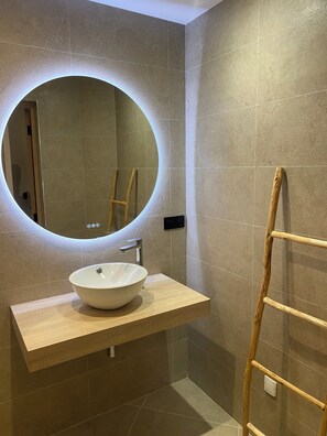 Dusj, hårføner, håndklær og såpe