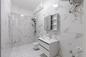 Shower, slippers, towels, toilet paper - Hotel Apart Resilient (Golem)