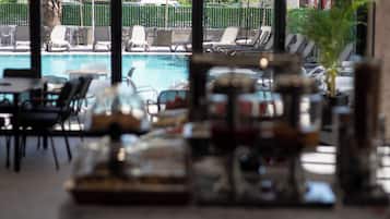 Café da manhã com buffet grátis todos os dias