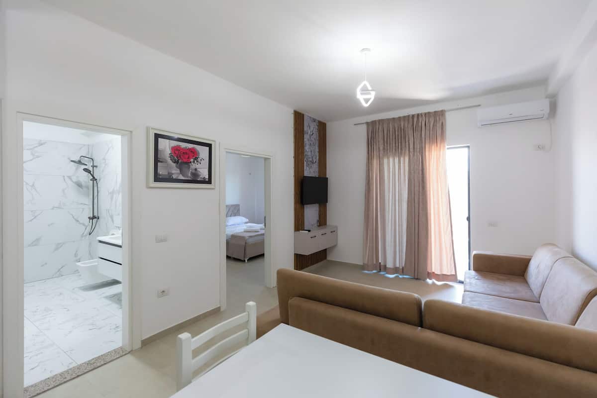 WiFi (free), bed sheets
