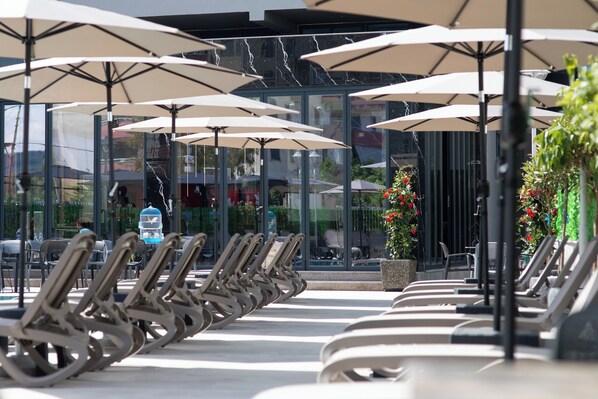 Outdoor pool, pool umbrellas - Hotel Apart Resilient (Golem)