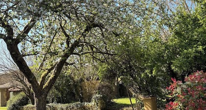 Bourgeois house with large wooded park.