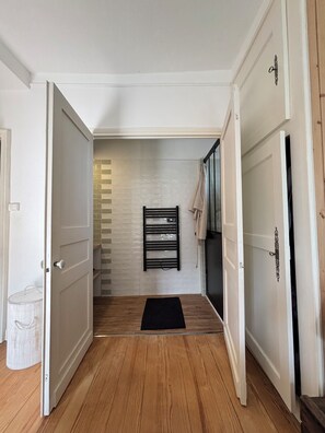 Interior - Bourgeois house with large wooded park. (Cercoux)