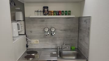 Refrigerador, microondas, placa de cocina, cafetera/tetera