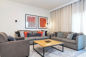 Smart TV, books - Family-Friendly 3BR Townhome at Encantada Resort ● Pool, BBQ & Near Disney! (Kissimmee)