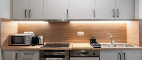Geladeira, micro-ondas, fogão, cooktop