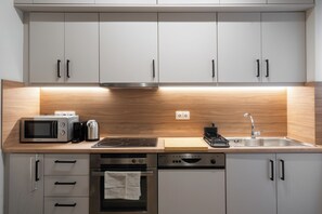 Kjøleskap, mikrobølgeovn, ovn og kokeplater