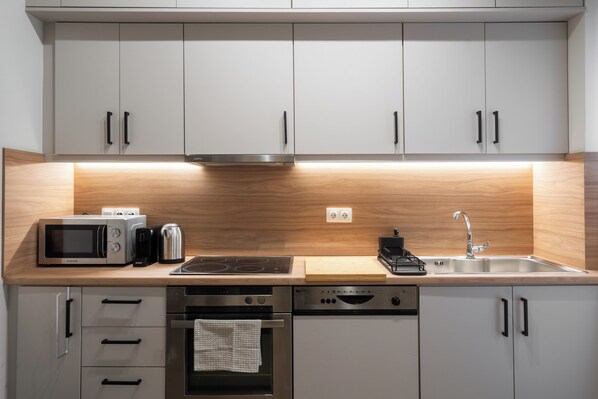 Kühlschrank, Mikrowelle, Ofen, Herdplatte