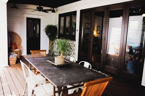 Outdoor dining - Luxury Modern 1880's Farmhouse with Pool in Lockhart, the BBQ Capital of Texas (Lockhart)