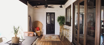 Luxury Modern 1880's Farmhouse with Pool in Lockhart, the BBQ Capital of Texas