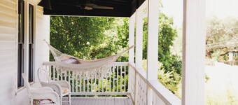 Luxury Modern 1880's Farmhouse with Pool in Lockhart, the BBQ Capital of Texas