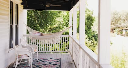 Luxury Modern 1880's Farmhouse with Pool in Lockhart, the BBQ Capital of Texas