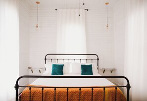 5 bedrooms, iron/ironing board, free WiFi, bed sheets - Luxury Modern 1880's Farmhouse with Pool in Lockhart, the BBQ Capital of Texas (Lockhart)