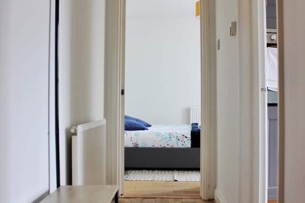 1 dormitori, planxa i posts de planxar, wifi i roba de llit
