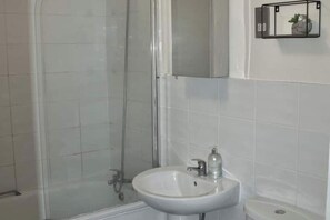 Hair dryer - Stylish & Spacious 1 bed flat next to station (London)