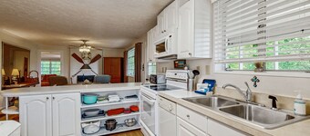 Dog-friendly house with outdoor deck, gas fireplace and mountain views