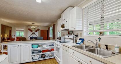 Dog-friendly house with outdoor deck, gas fireplace and mountain views
