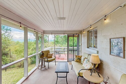 Dog-friendly house with outdoor deck, gas fireplace and mountain views