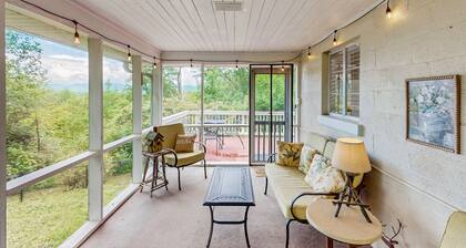 Dog-friendly house with outdoor deck, gas fireplace and mountain views