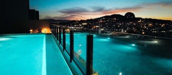 Vista Vibes Modern Apt + Rooftop Pool in GDL