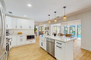 Køleskab, mikrobølgeovn, ovn, kogeplade