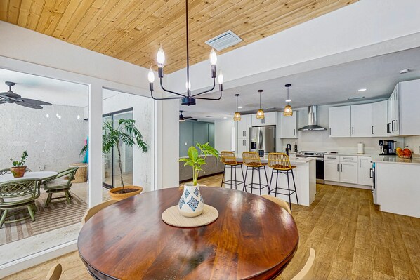 Køleskab, mikrobølgeovn, ovn, kogeplade