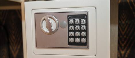Un clavier à code sur une porte, probablement pour une chambre d’hôtel ou une zone sécurisée.