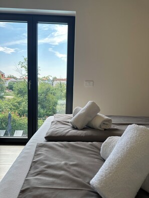 3 chambres, fer et planche à repasser, Wi-Fi, draps fournis