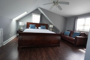 4 soverom, skrivebord, strykejern/-brett og reiseseng for barn