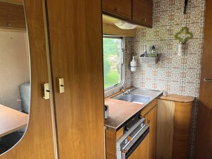 Stovetop - Vintage caravan, Nature stay at Michelle's. (Perrecy-les-Forges)